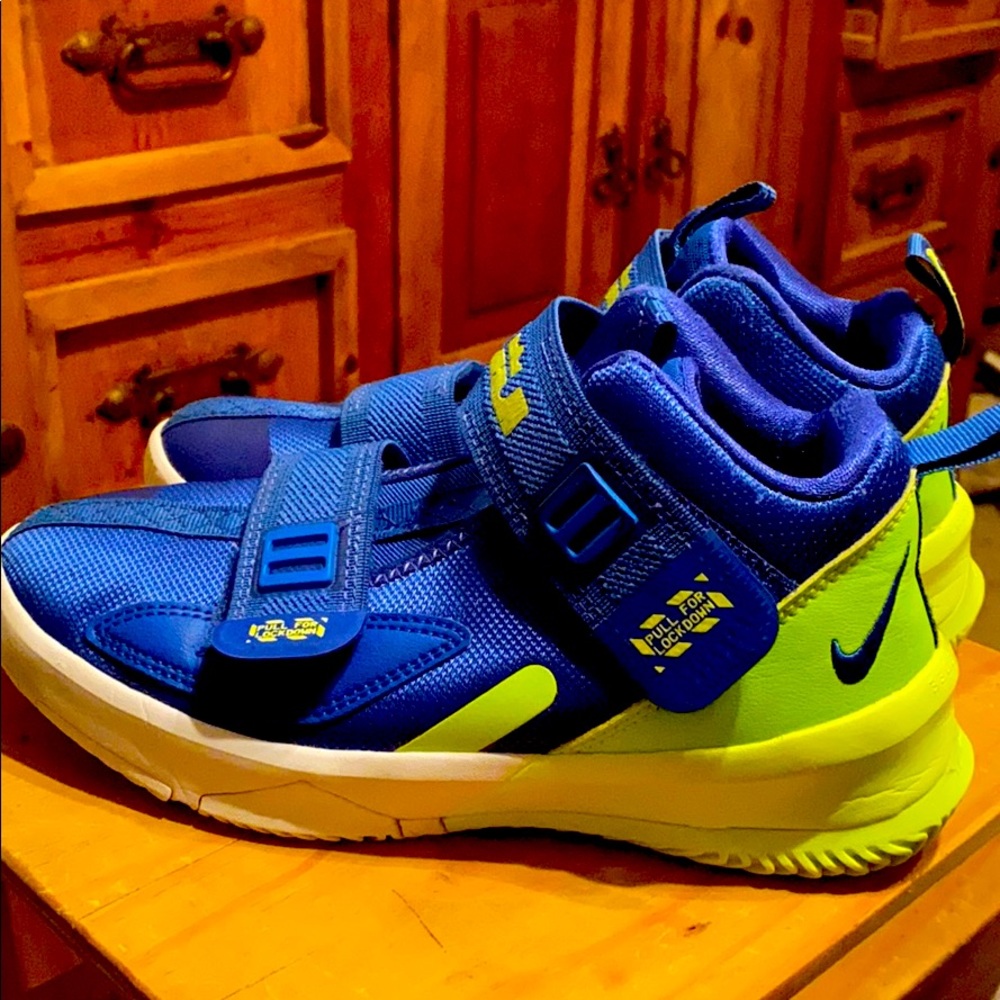 Nike LJ basketball shoes